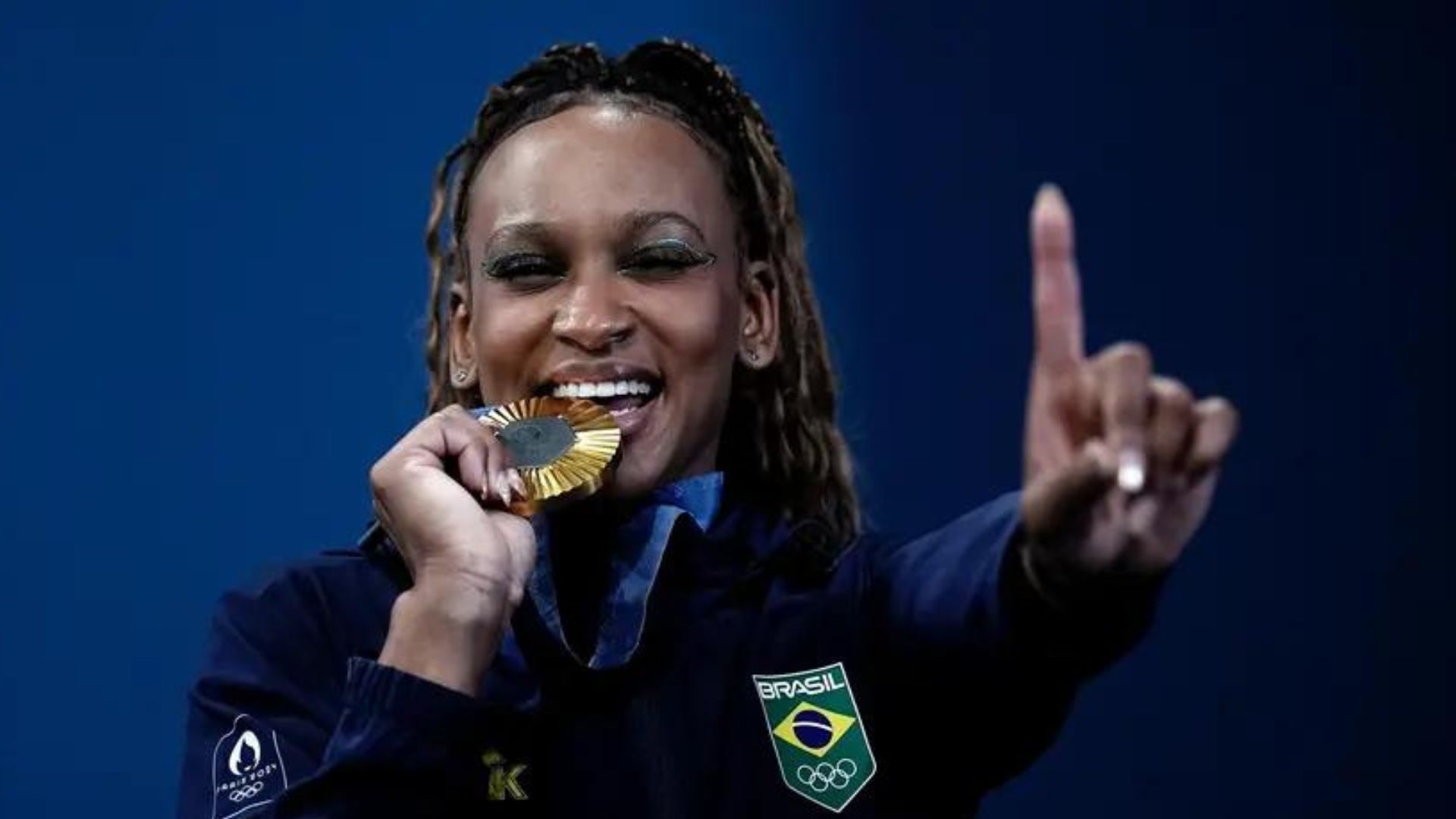 REBECA ANDRADE conquista OURO no solo e se torna a maior medalhista olímpica do BRASIL