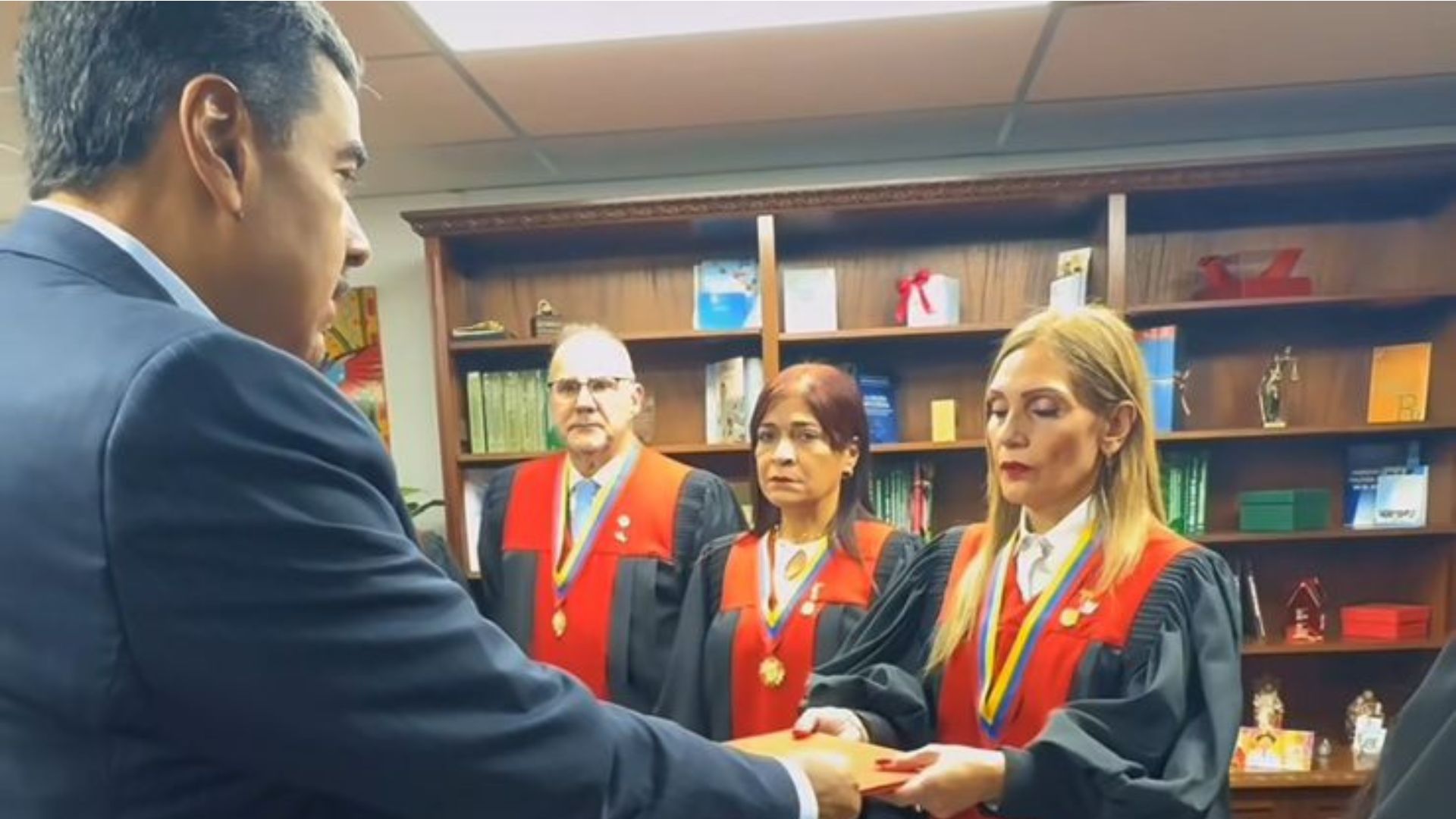 Maduro pede que Supremo Tribunal, que ele mesmo controla, para fazer auditoria das eleições.