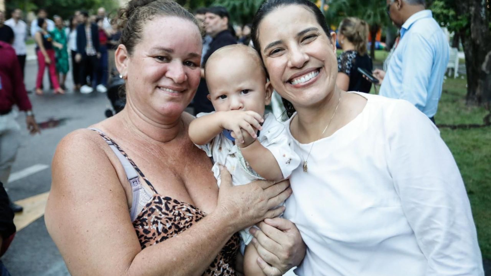 Raquel Lyra com mãe e criança, para o programa. Foto: Hesíodo Góes/SECOM