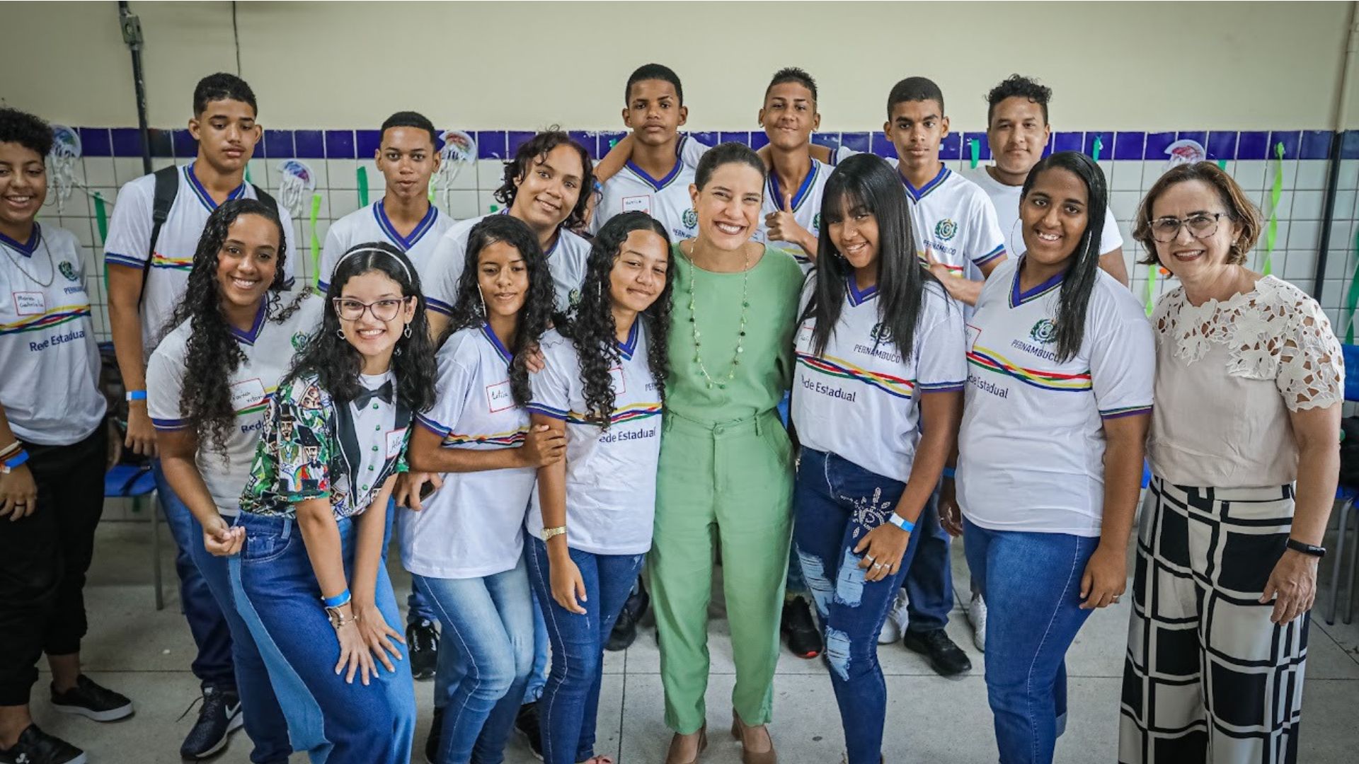 Raquel Lyra com alunos do estado. Foto: Divulgação