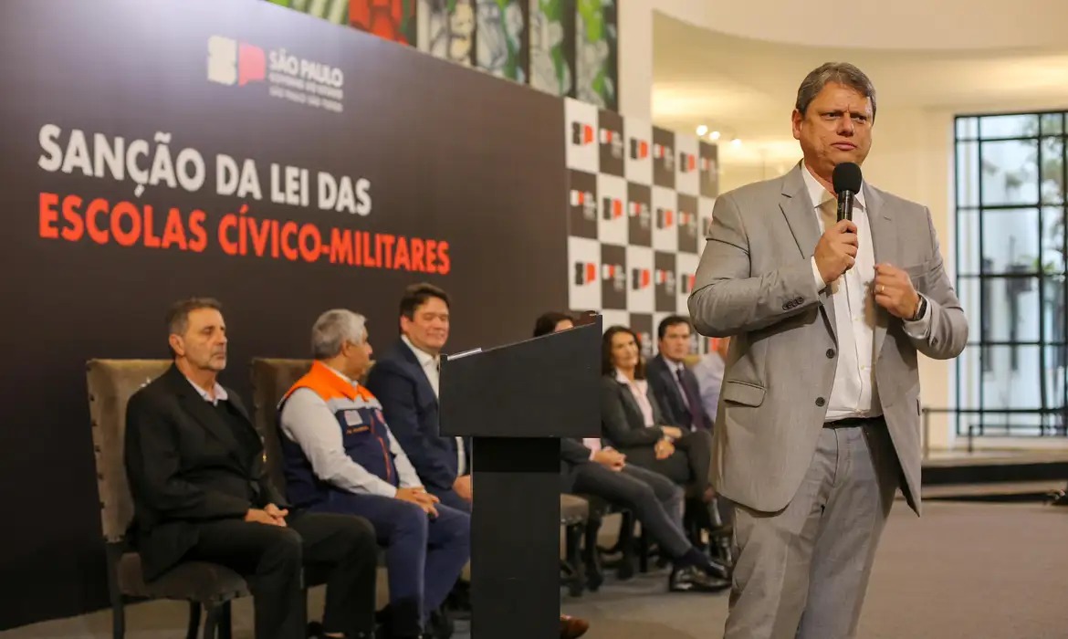 Tarcísio de Freitas em evento para escola cívico-militar