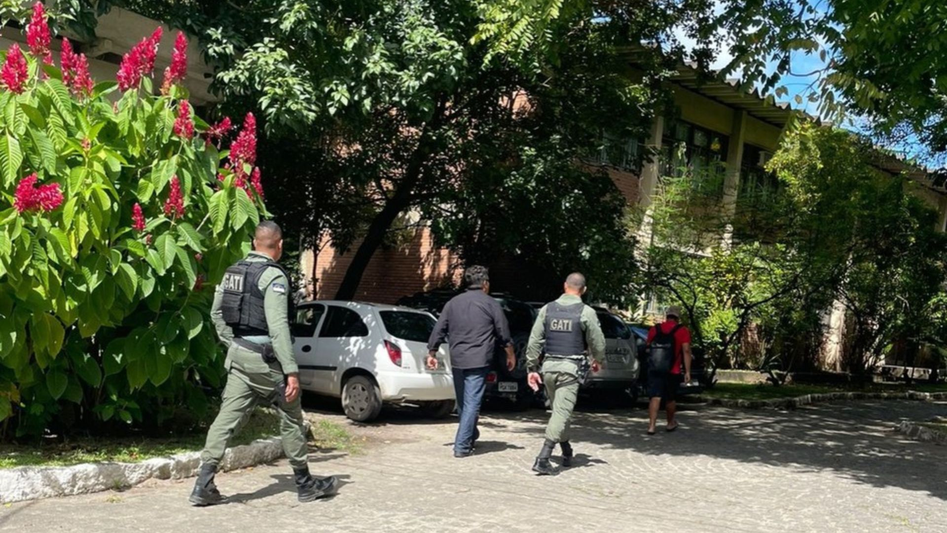 Momento em que policiais militares chegam na UFRPE. Foto: Reprodução